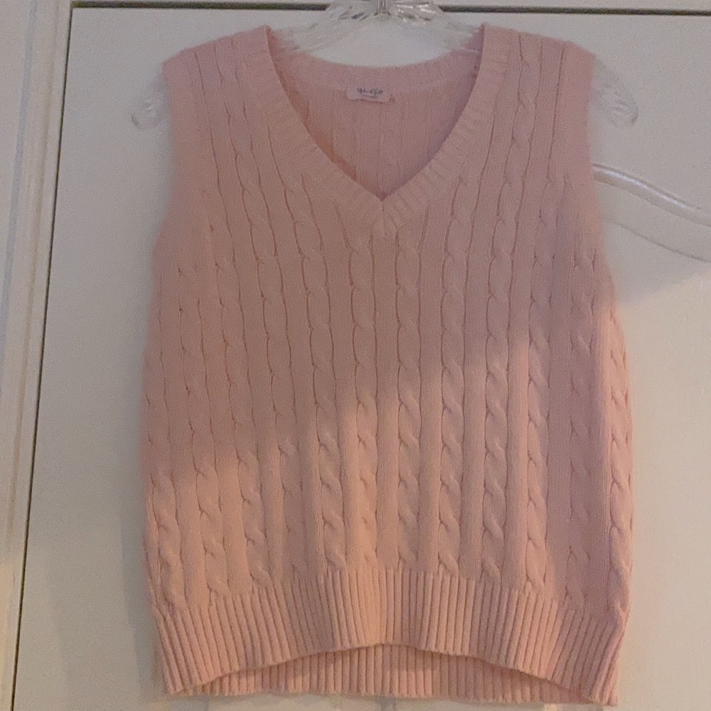 BRANDY MELVILLE SWEATER VEST !!!